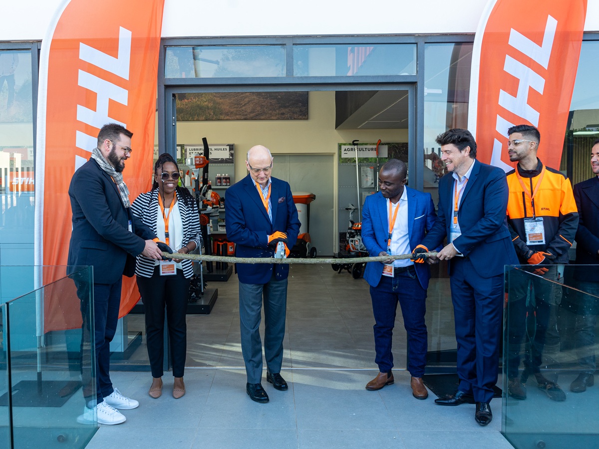 Dr. Nikolas Stihl innviet symbolsk de to nyeste STIHL-selskapene i Afrika ved å klippe en gren.